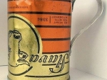 Jarros hechos con latas de carne rusa