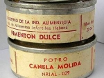 Latas de pimenton dulce y canela molida