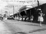 Desfile infantil frente al teatro Rialto en 1950