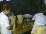 Mercado de Micro a finales de los 80. Mami (Adita), llenando cartuchos de arroz y tia de Anita