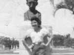 Una muchacha de la Familia Alvarez Rivers se toma una foto al lado del Monumento a José Martí