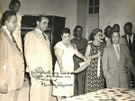 El alcalde Pedrito haciendo uso de la palabra en la Sociedad Nuevo Progreso (Actual biblioteca de Nueva Gerona), se ve también la esposa del alcalde y al comandante Capote así como directivos de dicha Sociedad.
