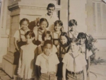 La antigua escuela Masa Arredondo, hoy Leonardo Luberta Noy o Escuela de Arte. El maestro Morejón fundador de la Luberta en 1979 acompañado de algunos alumnos.