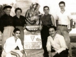 Monumento a las Madre. Era común tomarse fotos en este monumento, en esta se observan a José Corey y Amable Rodríguez.