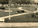 La Tarja colocado en honor a los pilotos norteamericanos muertos en el accidente aéreo que se encontraba en la esquina superior izquierda de la foto.