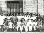 Foto tomada alrededor de los años 1940 son Alumnos de la American Central School en Santa Ana, Los alegres muchachos son de pie: izquierda a derecha: Tete Viamonte, Peter Smiller, Migdalia Abreu, Teresa Ordoñez, Teresa Ullrich, Pepe Copa, Luis Fumero, Roberto Manet, Bebo Lopez, Jose (Pepe) Muñoz, Isis Rodriguez, Sandy Schalmer, Auturo Waterton, Mercedes Viamonte y Dora Rives.Sentados Serafina Palacios, la hermana de Octavio Barcelo, Barbara Steward, Roberto Blanco, Billy Mills, Oscarito Leal, Rene Gomez, Octavio Barcelo y Nelida Rodriguez. La maestra era Miss Warehouse.