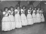 Actuación de un coro femenino en la Sociedad Popular Pinera, hoy casa de la cultura de Nueva Gerona