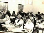 Mujeres de Isla de Pinos pasando cursos para luego trabajar en los talleres de Cerámica en 1977